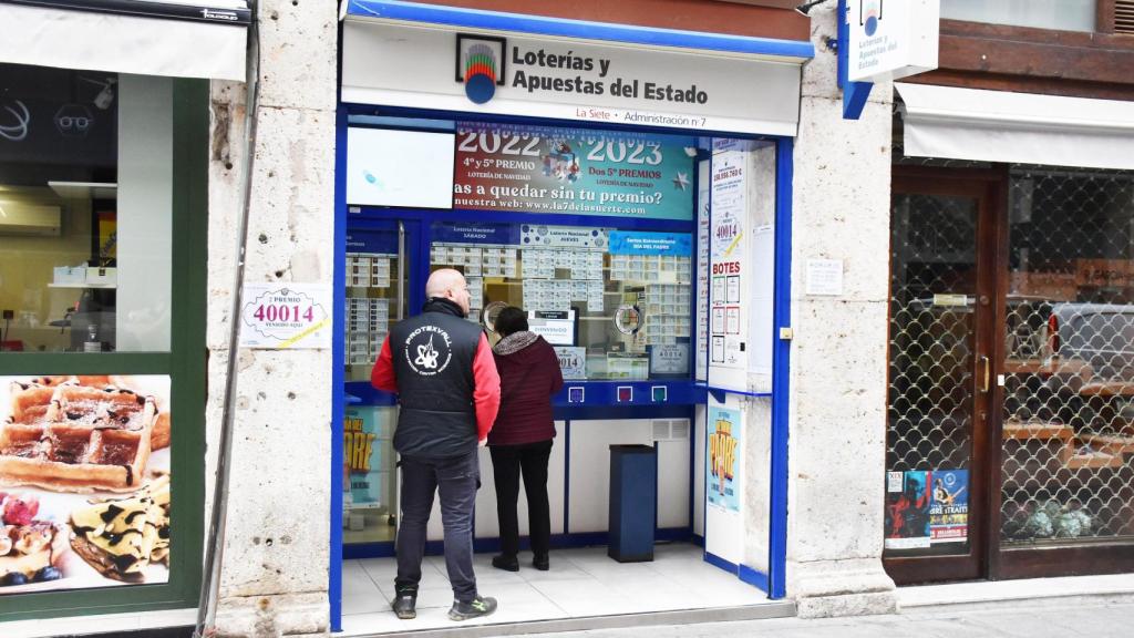 Gente en la Administración de Loterías ‘La Siete de la Suerte’ de Valladolid.