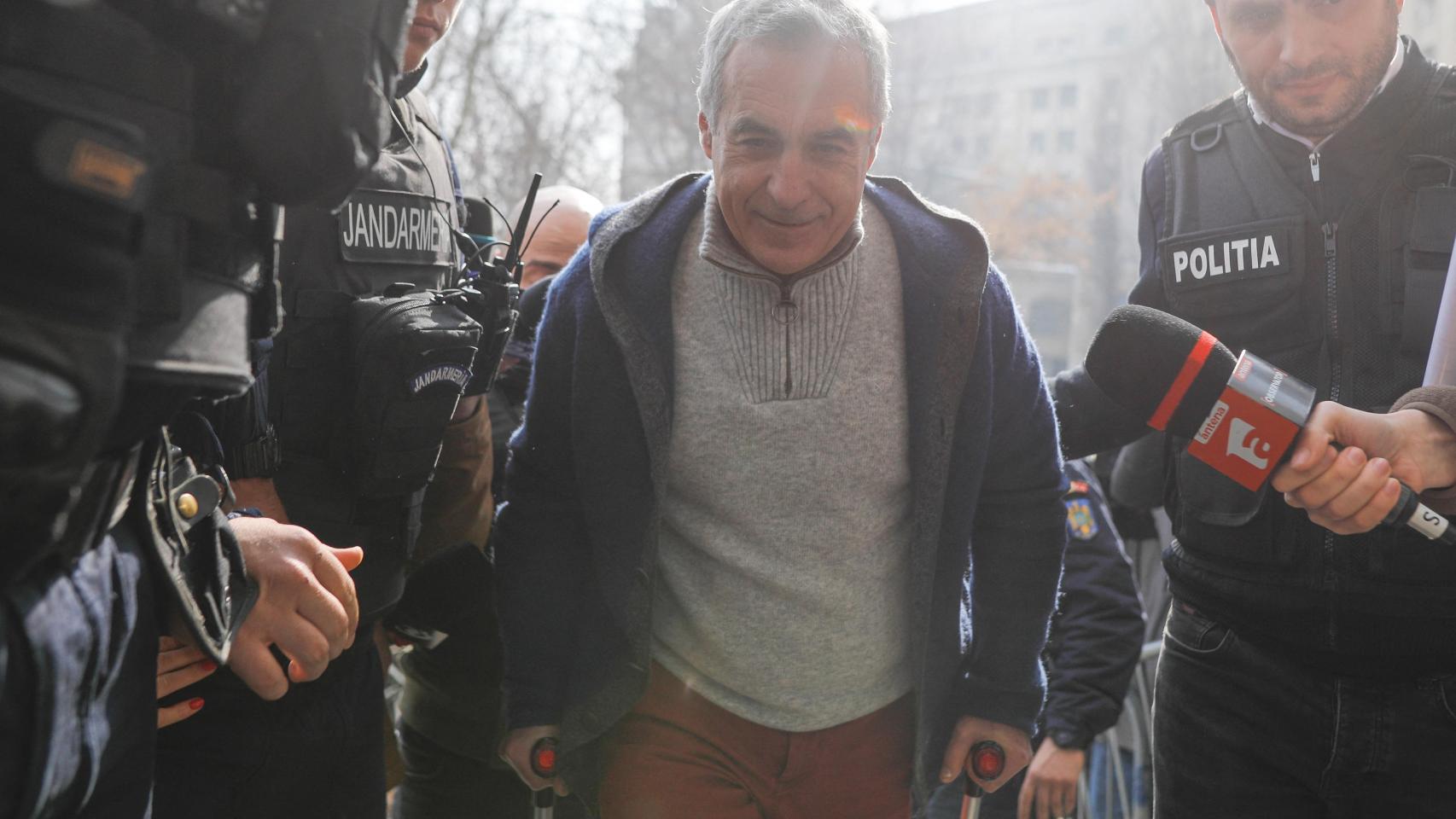Călin Georgescu este miércoles escoltado por policías a su llegada a la Fiscalía tras ser detenido.