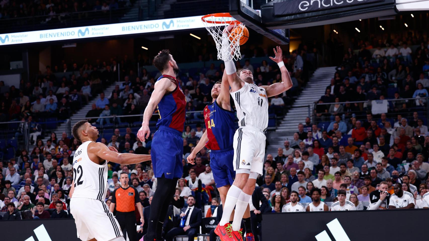 Joel Parra y Mario Hezonja pugnan por el balón en el último Clásico.