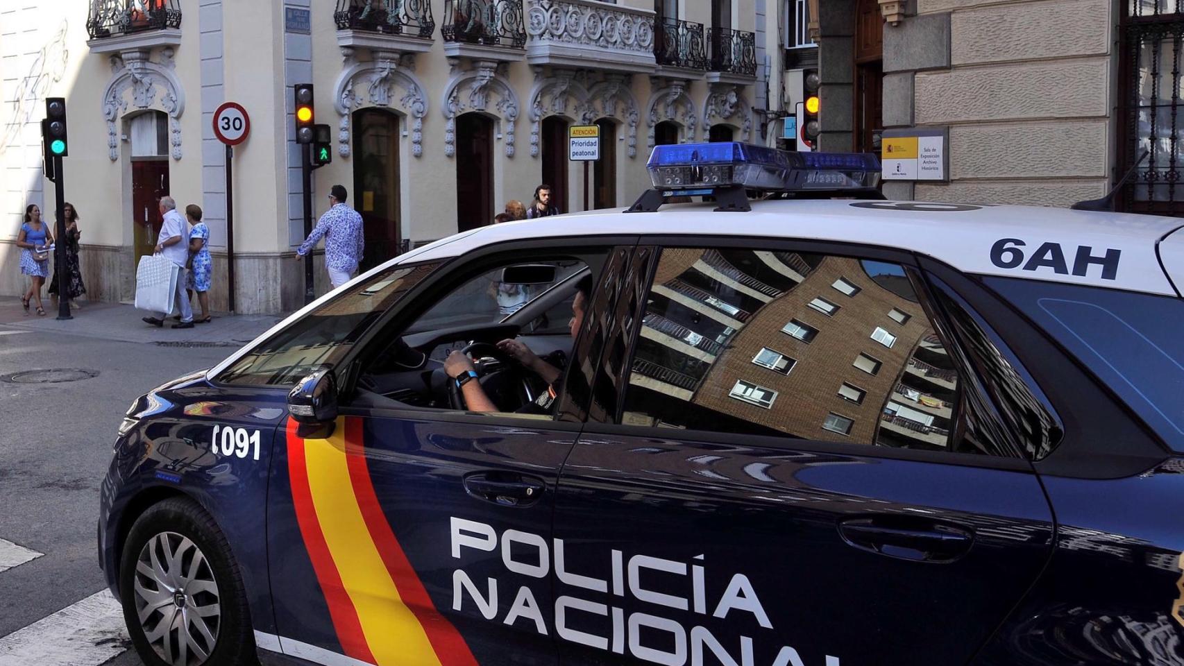 Un coche de la Policía Nacional circulando por una calle, en una imagen de archivo.
