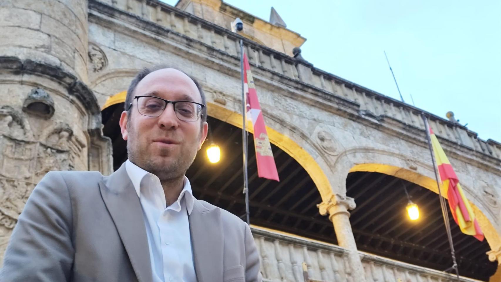 Marcos Iglesias, alcalde de Ciudad Rodrigo, en las talanqueras de la plaza de toros