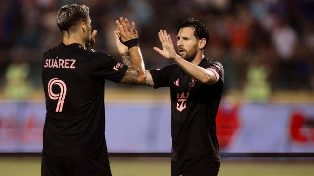 Leo Messi celebra con Luis Suárez el tercer gol en la victoria ante Olimpia.