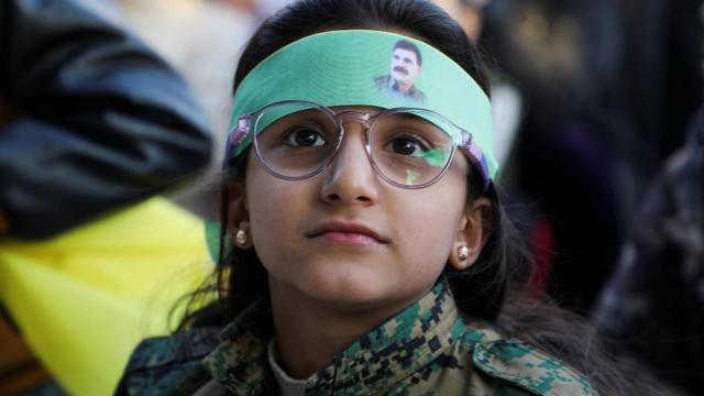Una niña kurda, en las celebraciones de Hasaka por el desarme del PKK anunciado por Öcalan.