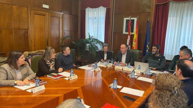 Reunión del subdelegado del Gobierno, Ángel Blanco, con los alcaldes de los pueblos con cuartel de la Guardia Civil