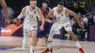 Dzanan Musa conduce el balón durante el partido ante el Barça.