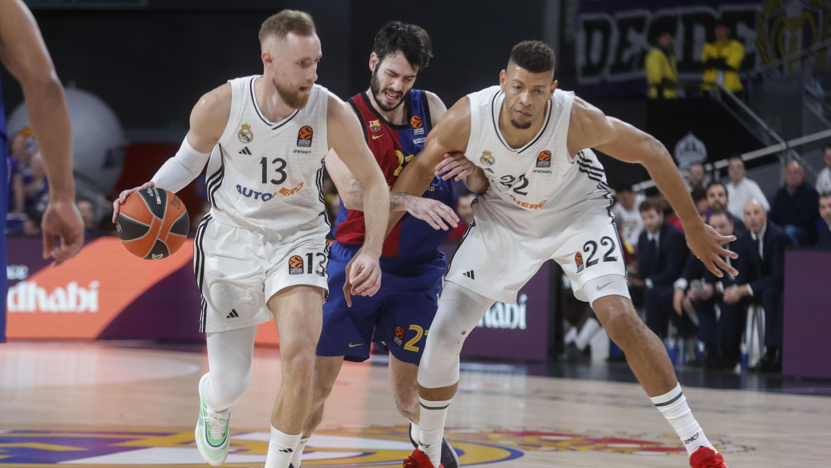 Dzanan Musa conduce el balón durante el partido ante el Barça.