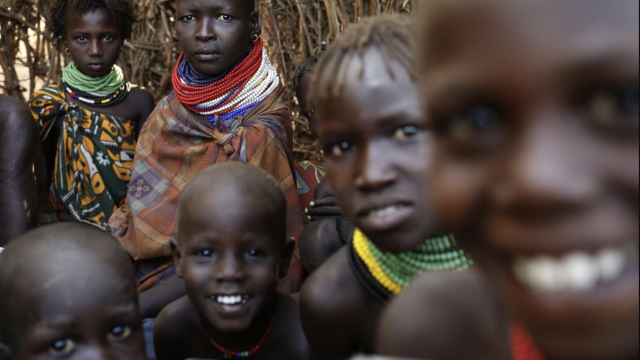 Un grupo de niños en la región de Turkana en Kenia.