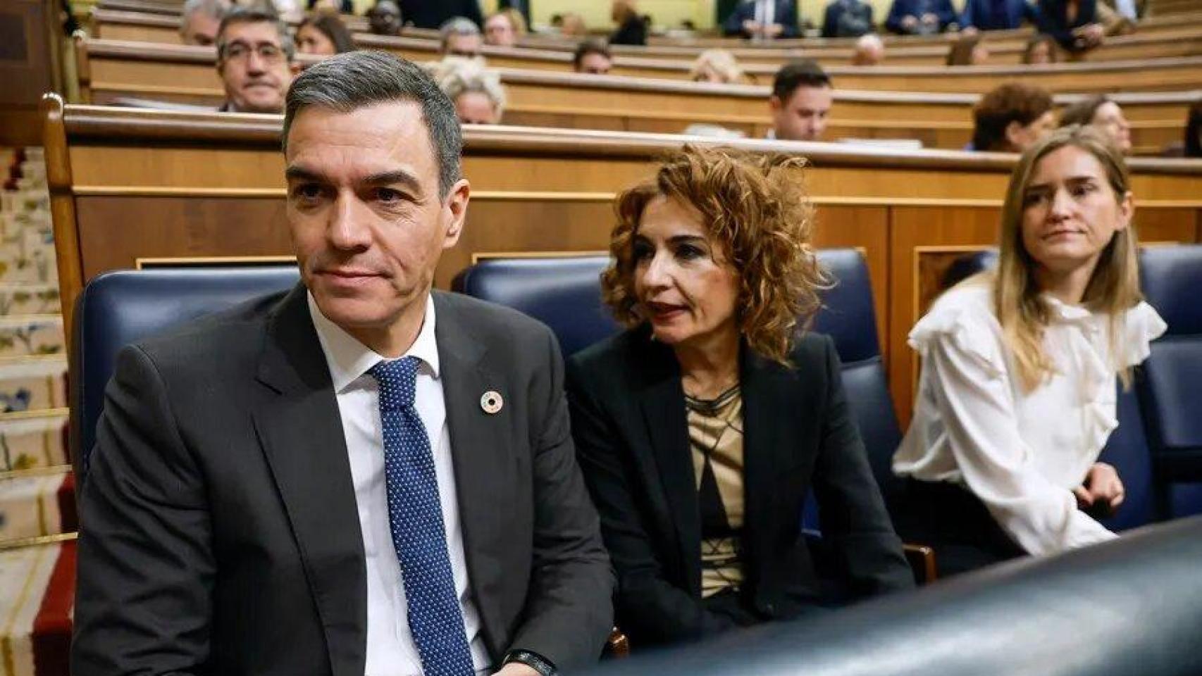 Pedro Sánchez, presidente del Gobierno, junto a las vicepresidentas María Jesús Montero y Sara Aagesen, en el Congreso.