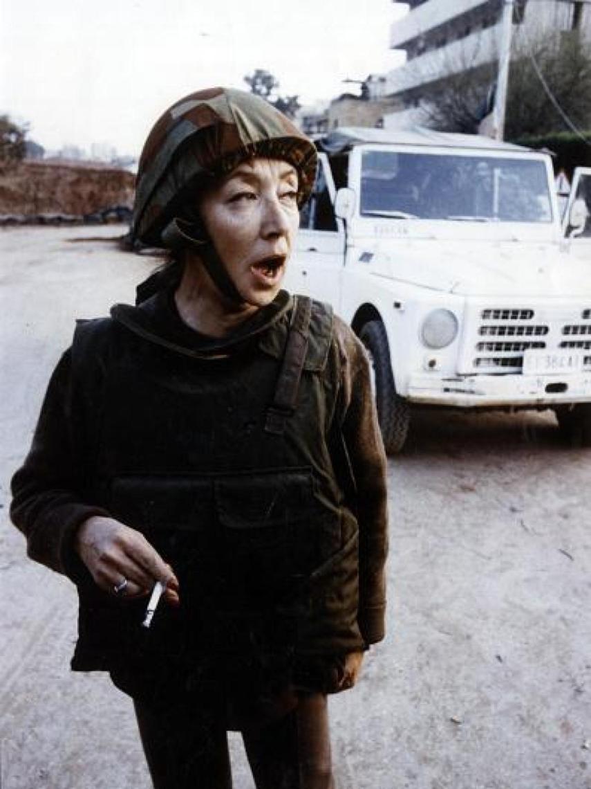 Oriana Fallaci de corresponsal de guerra con un cigarrillo en la mano.