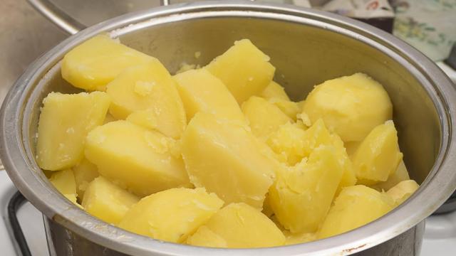 Unas patatas hervidas en una olla.