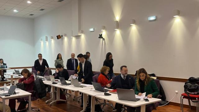 Los concejales del PSOE abandonando el pleno.