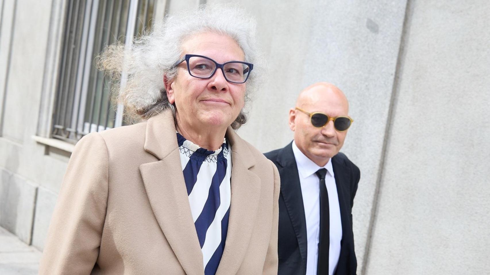 Carmen Pano y su abogado Javier Gómez Bermúdez en el Tribunal Supremo.