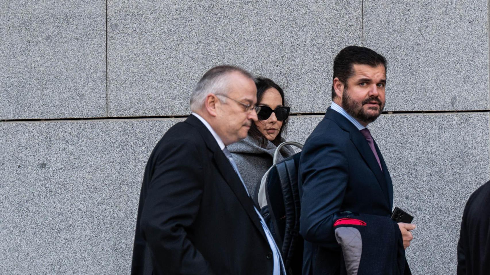 El abogado de Hazte Oír, Javier María Pérez-Roldán (i), y el presidente de Iustitia Europa, Luis María Pardo (c), en la Audiencia Nacional.