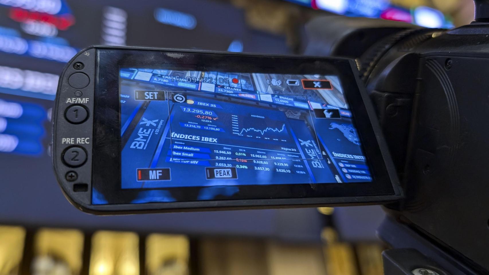 Una cámara enfoca el panel principal del Palacio de la Bolsa de Madrid.