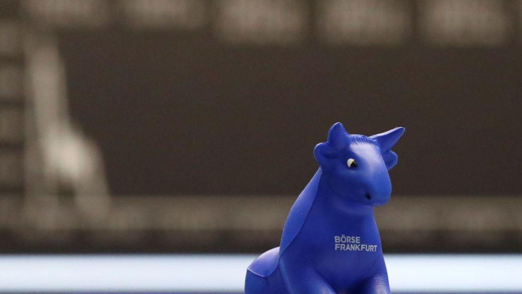 Un toro, símbolo de las subidas bursátiles, en la Bolsa de Fráncfort (Alemania).