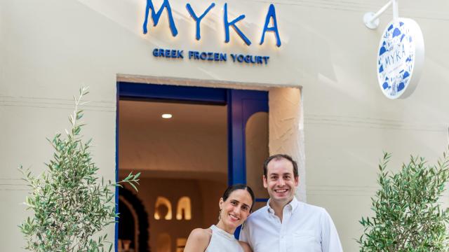 El matrimonio mexicano formado por Natalia Morales y Javier Ezquerro, en su heladería Myka.