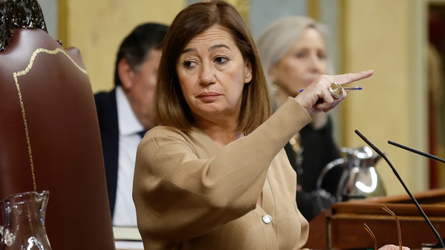 La presidenta del Congreso de los Diputados, Francina Armengol, gesticula en la presidencia.