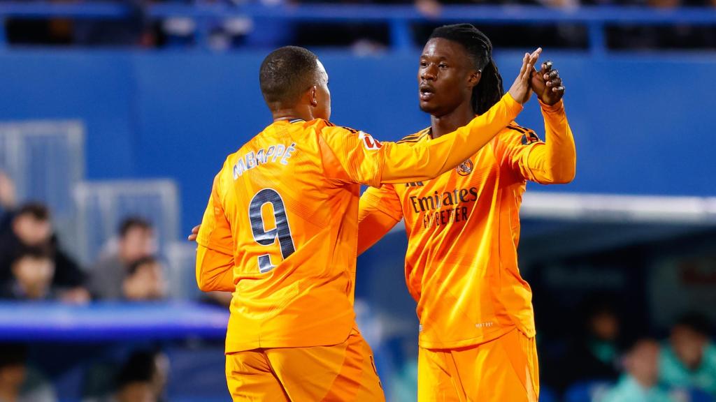 Camavinga celebra junto a Mbappé en un partido del Real Madrid