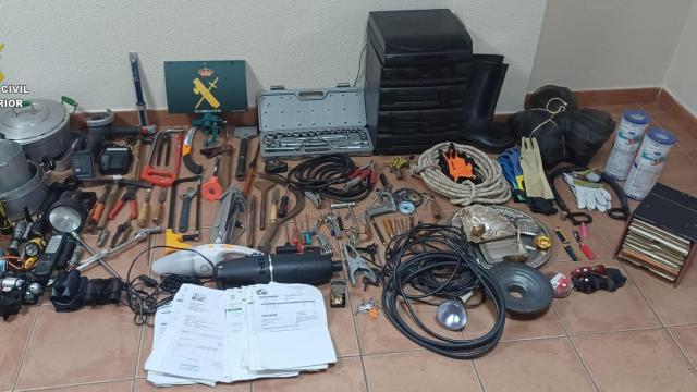 Efectos sustraídos por el detenido.