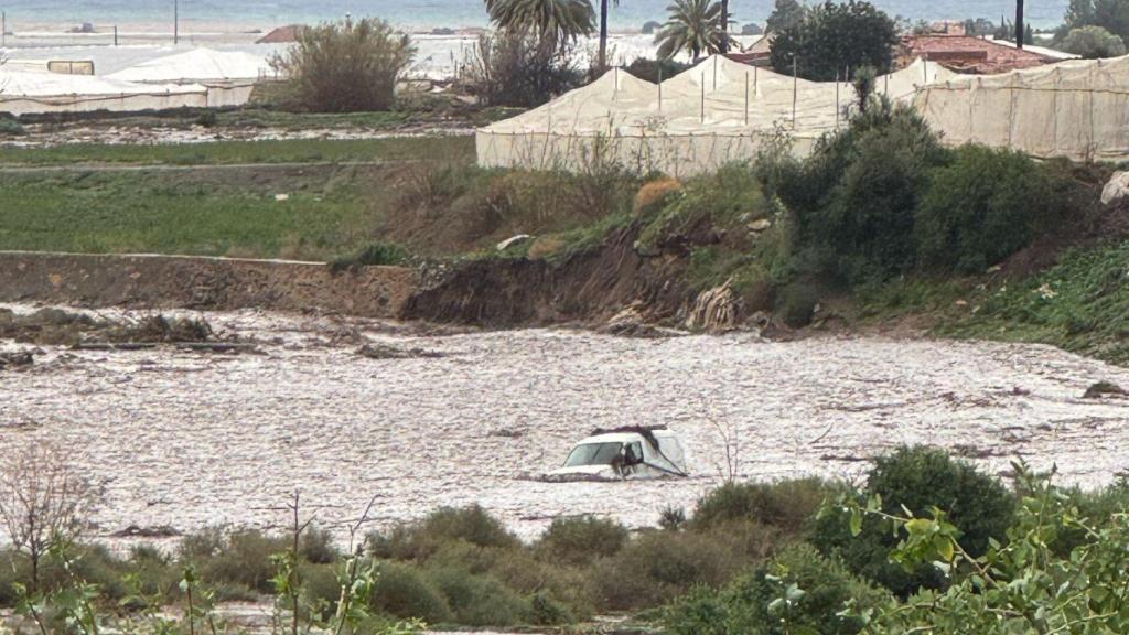 La furgoneta, tipo berlina, propiedad de Pepe 'El Lastra', este domingo, anegada por el desbordamiento de la Rambla de Ramonete.