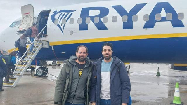 David Blanco (a la izquierda), junto a Ahmed Ettanji (presidente de Equipe Media), el sábado a su llegada a  Dajla en un vuelo regular de Ryanair.