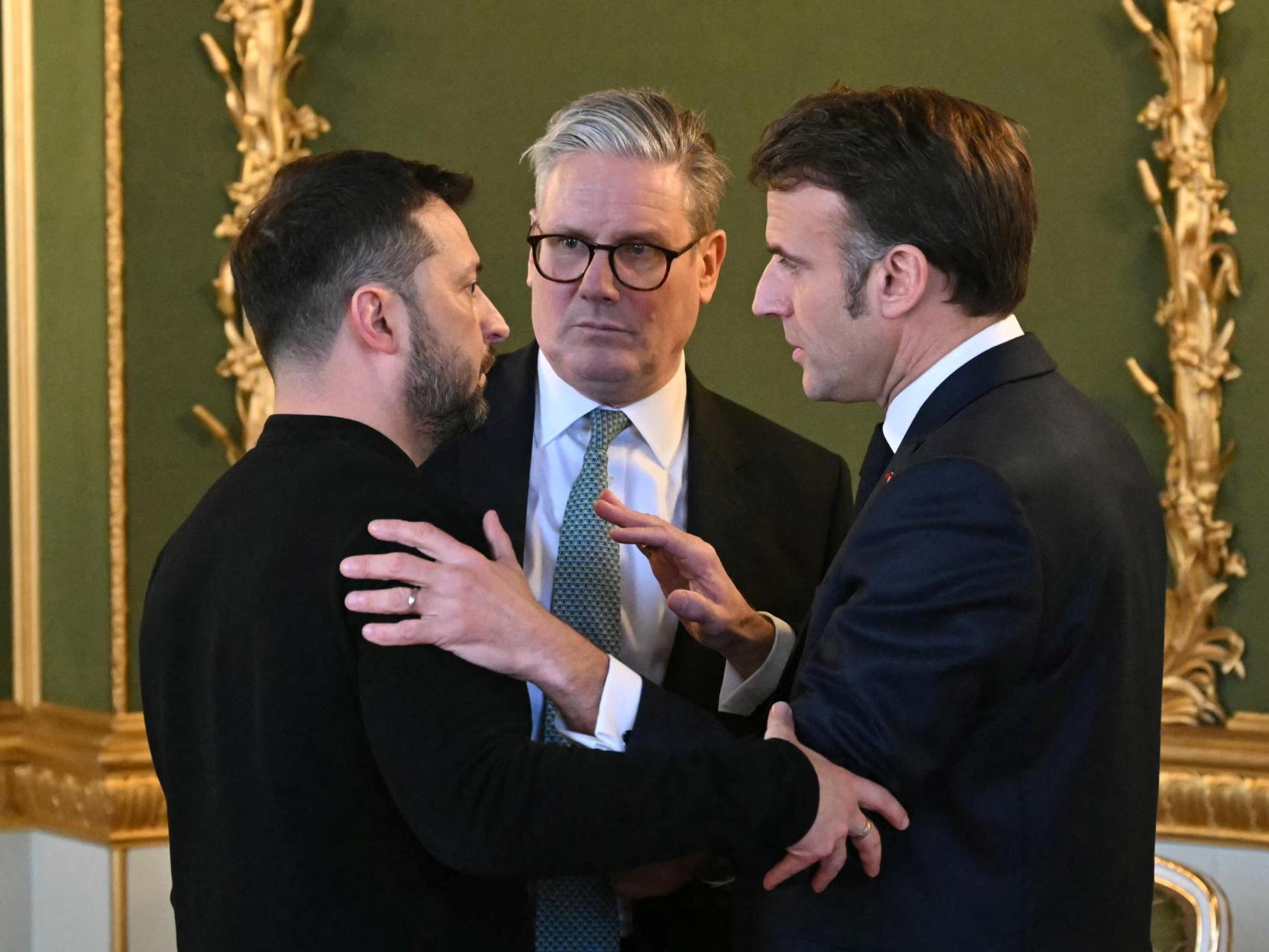 Volodímir Zelenski, Keir Starmer y Emmanuel Macron, durante la cumbre de defensa
