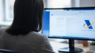 Mujer en la página web de Agencia Tributaria.