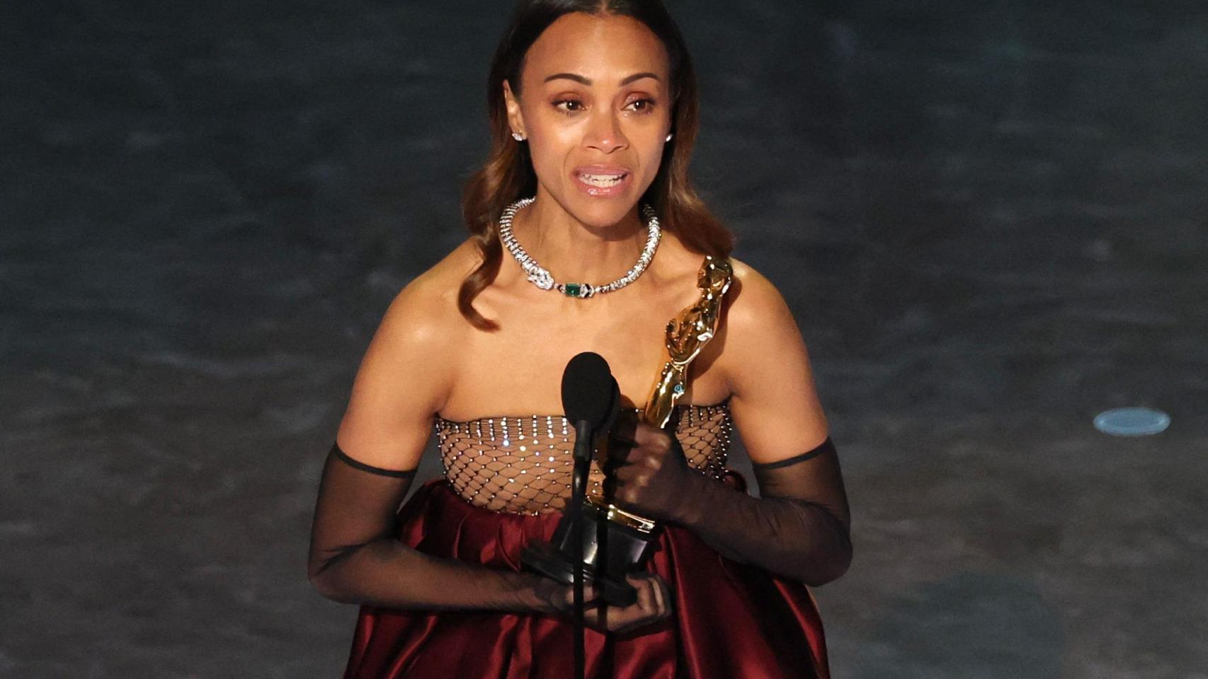 Zoe Saldaña, con el premio Oscar. Foto: Reuters