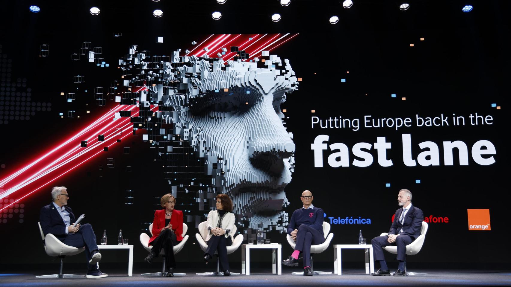 De izquierda a derecha: Shaun Collins (CCS Insight), Margherita della Valle (Vodafone), Christel Heydemann (Orange), Tim Höttges (Deutsche Telekom) y Marc Murtra (Telefónica)