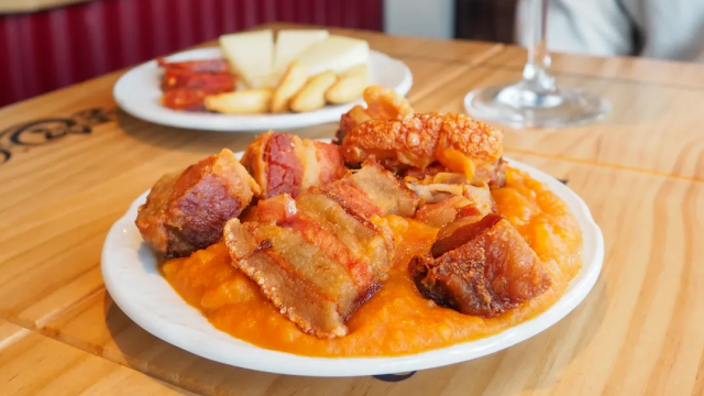 El mejor torrezno de Madrid de Taberna El Tentadero.