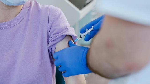 Menor vacunándose contra el Virus del Papiloma Humano (VPH).