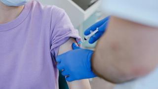 Menor andaluz vacunándose contra el Virus del Papiloma Humano (VPH).