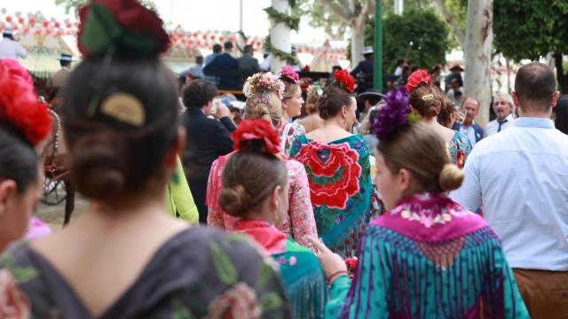 Imagen de unas sevillanas disfrutando de la Feria de Abril.