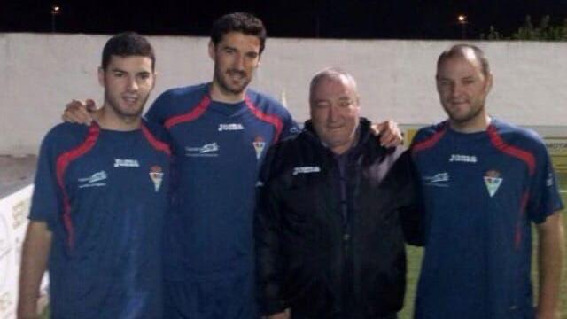 Toché (centro izquierda), en el campo de fútbol que llevará su nombre, vistiendo la equipación del Santomera C.F. junto a sus hermanos y su padre.