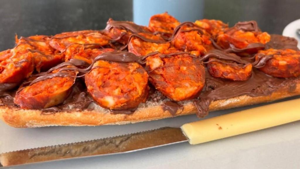 Tosta de chorizo picante y nocilla.