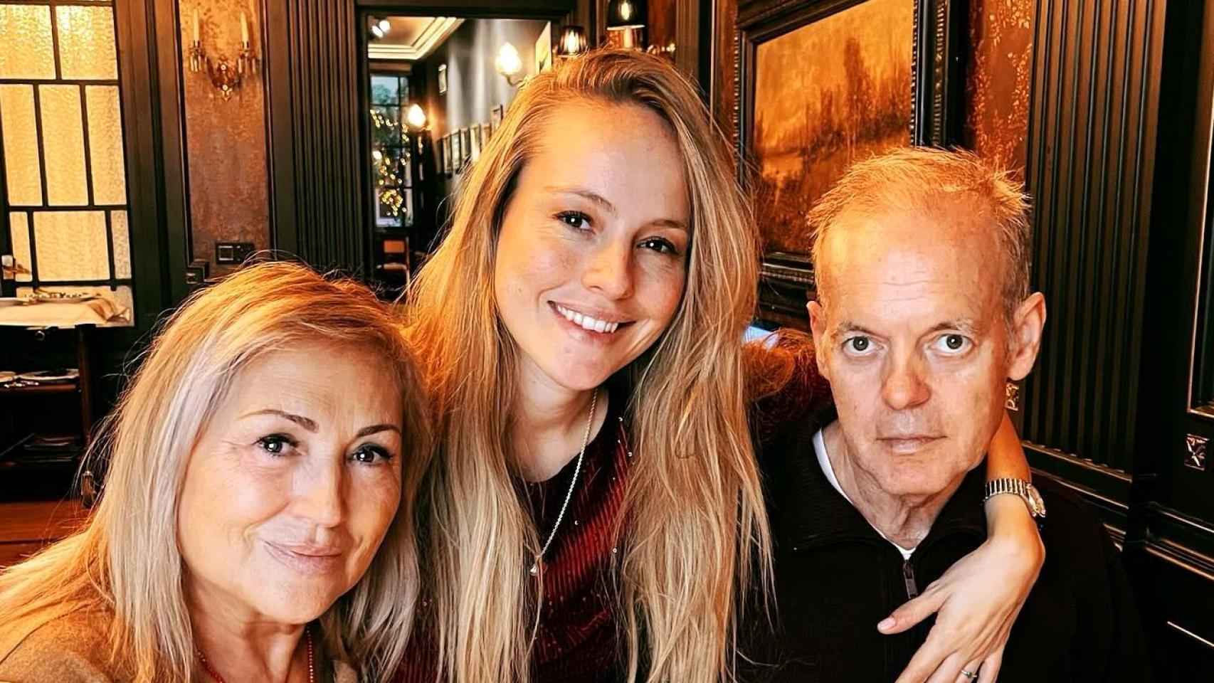 Esmeralda Moya junto a sus padres, Isabel y Ángel, en una imagen de sus redes sociales.