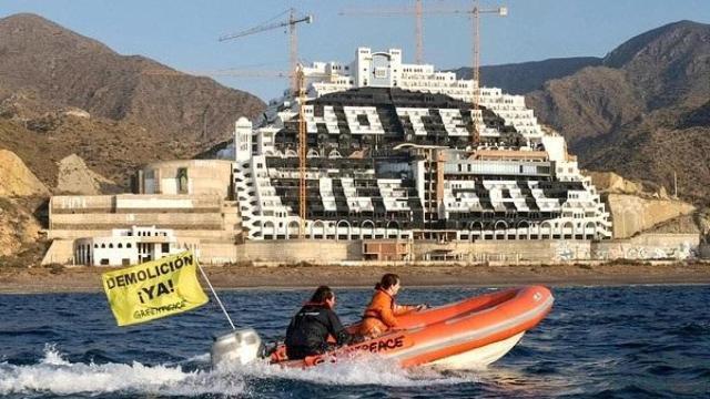 El ALgarrobico, que se levanta junto al mar en terrenos protegidos de Almería.
