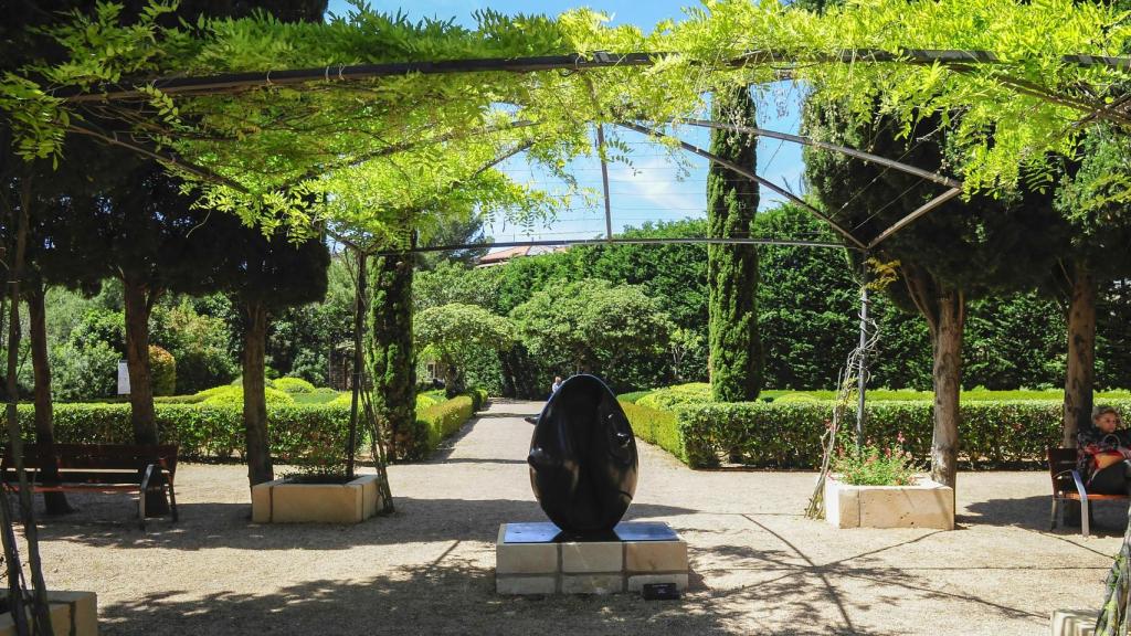 Los jardines de Marivent cuentan con 12 esculturas de bronce de Joan Miró.