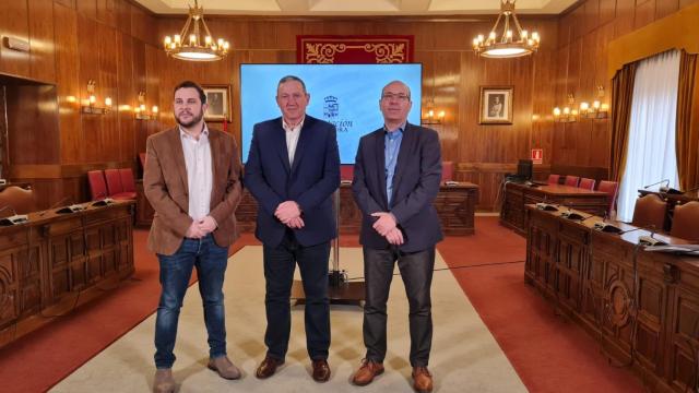 El presidente de la Diputación de Zamora, Javier Faúndez; el vicepresidente primero y diputado de Educación, Cultura y Turismo, Víctor López de la Parte; y el diputado delegado del Área de Economía y Hacienda, José Manuel Salvador Touriño; presentan el Plan Económico Financiero 2025