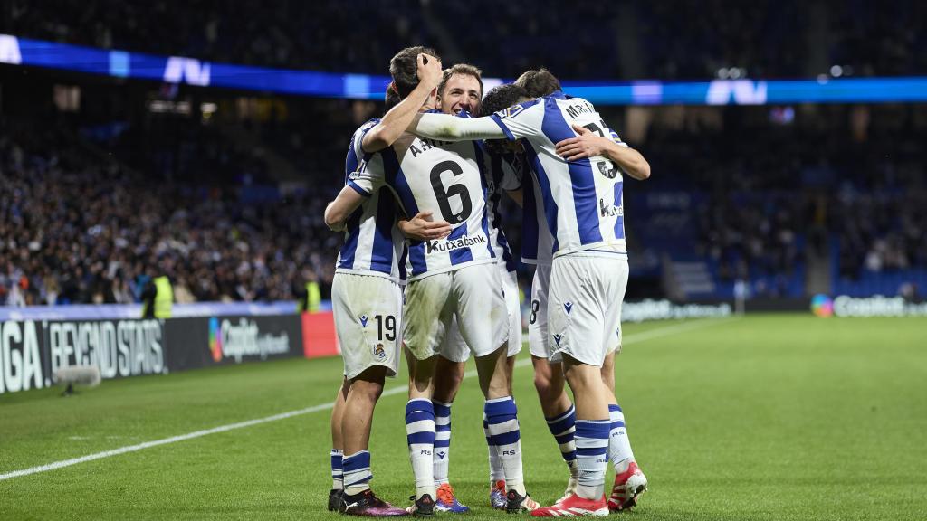 Los jugadores de la Real Sociedad celebran un gol