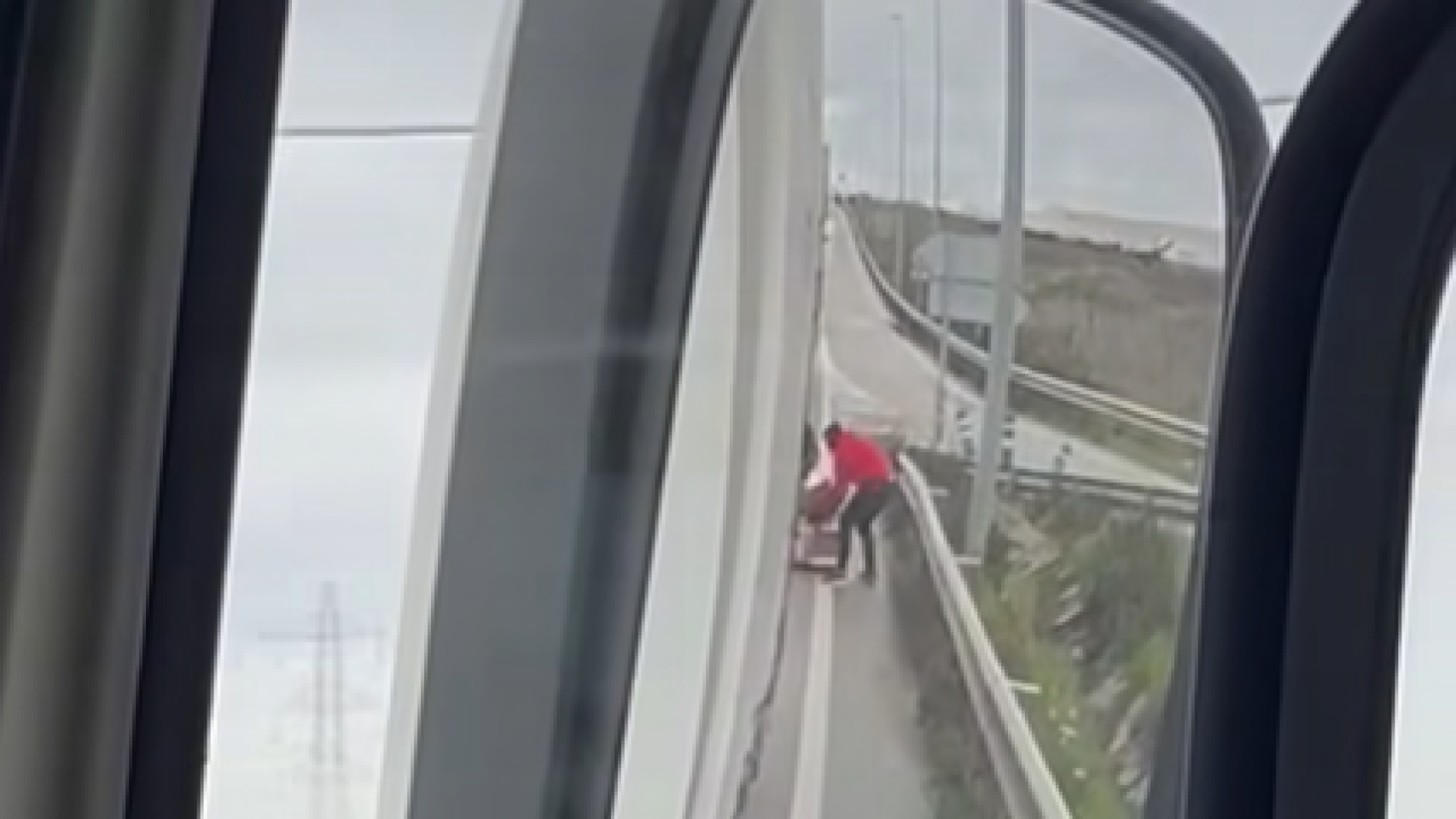 Los ladrones robando un coche en la M-506.