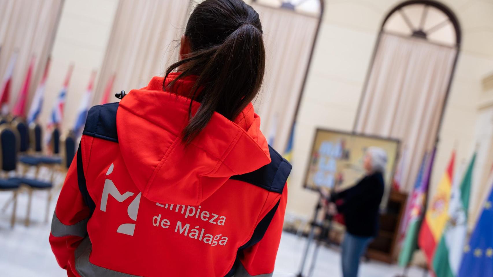 Una trabajadora de Limasam observa a Teresa Porras durante la presentación de la campaña.