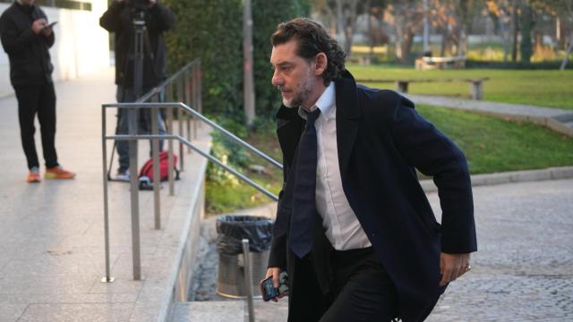 Jonathan Andic, fotografiado a la llegada del entierro de su padre en Barcelona.