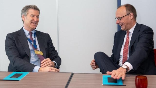 El presidente del PP, Alberto Núñez Feijóo, se reúne con el canciller alemán electo, Friedrich Merz, en Bruselas.