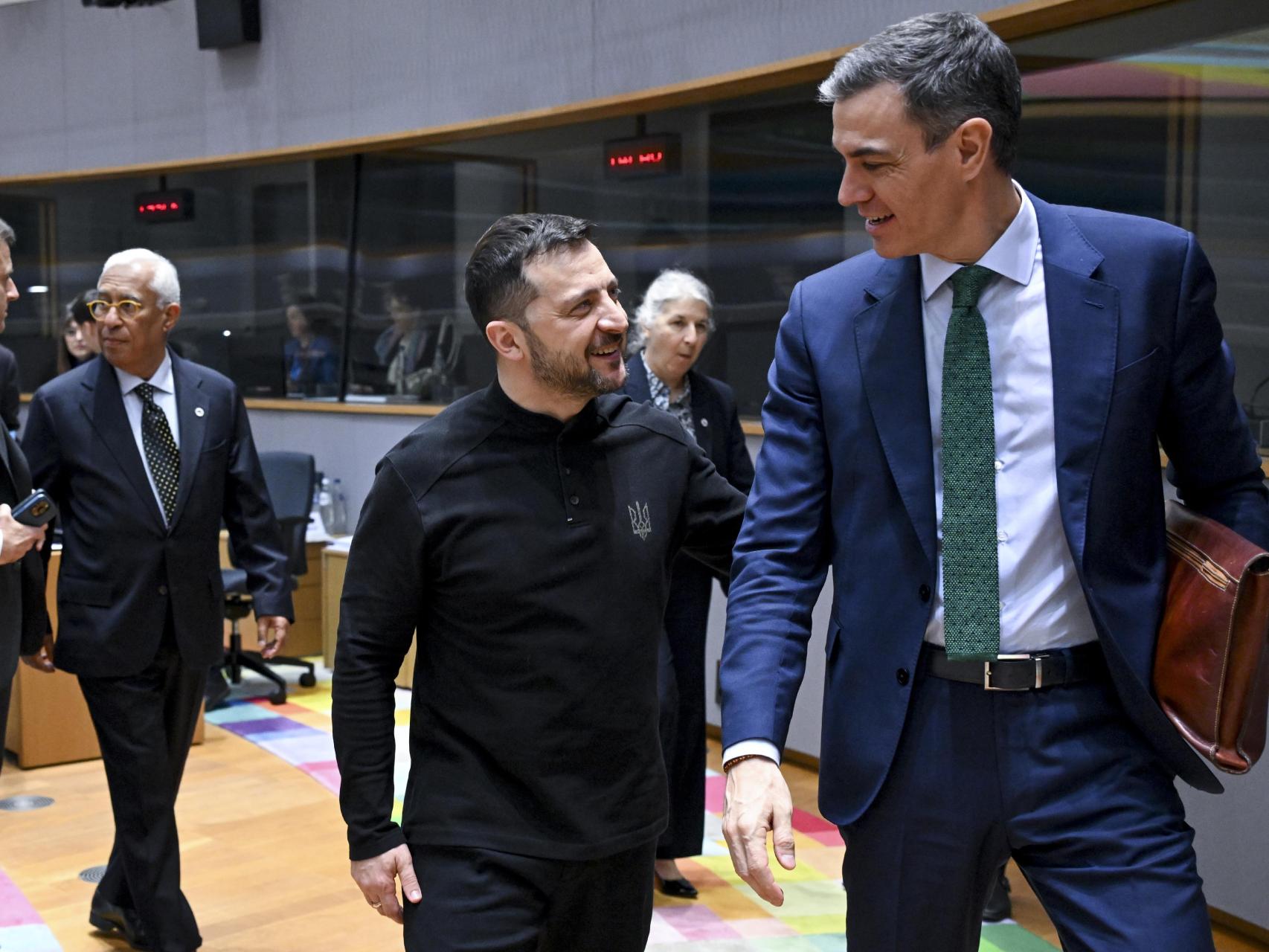 El presidente del Gobierno, Pedro Sánchez, conversa con Volodímir Zelenski, con António Costa y Emmanuel Macron al fondo