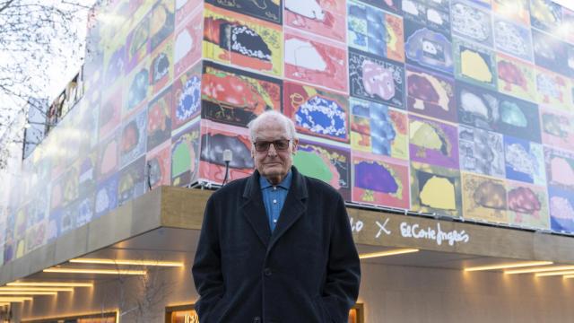 El pintor Luis Gordillo delante de su intervención en El Corte Inglés de Serrano, en Madrid