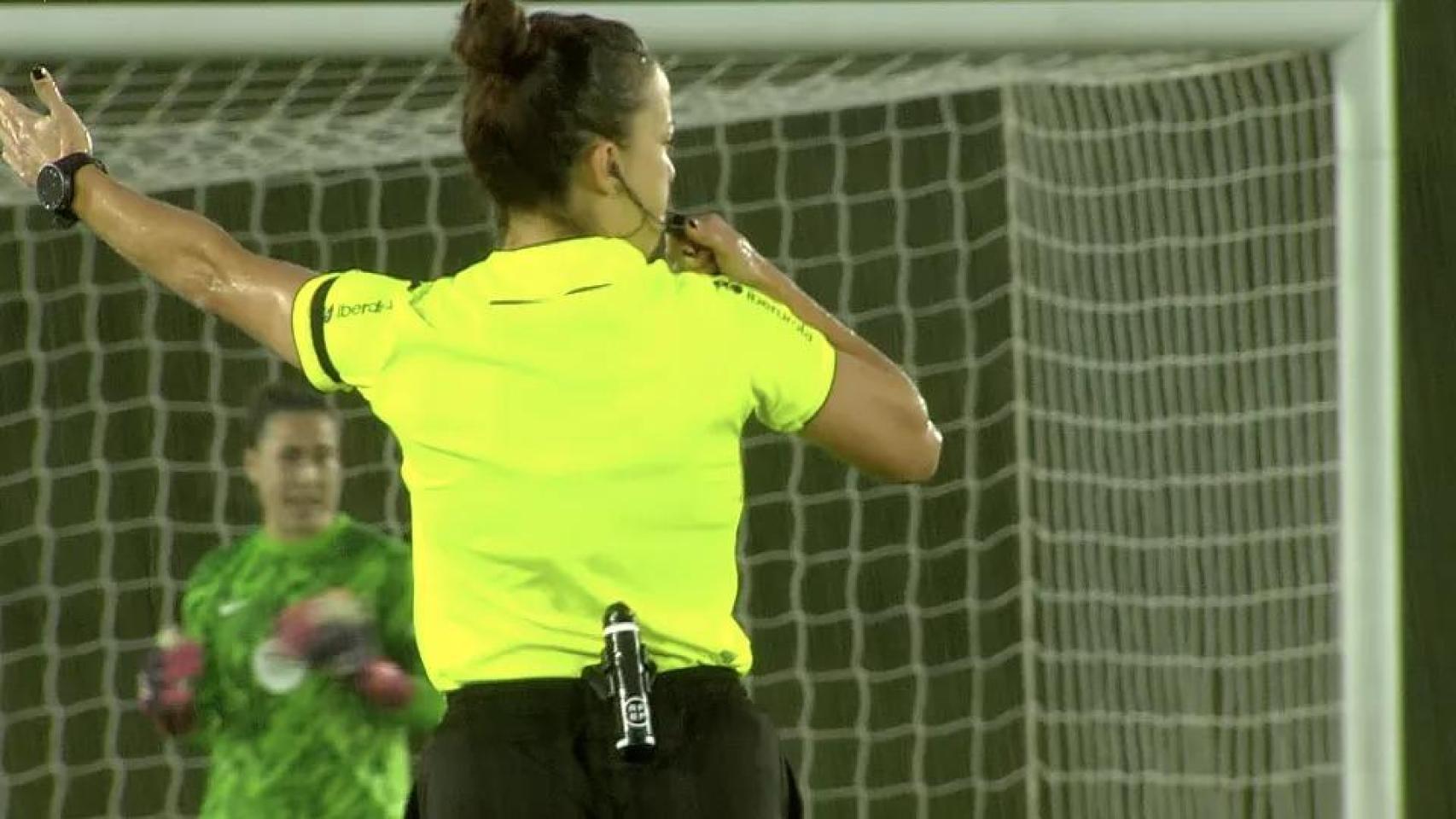 Marta Huerta de Aza, con el brazalete negro en la semifinal de la Copa de la Reina