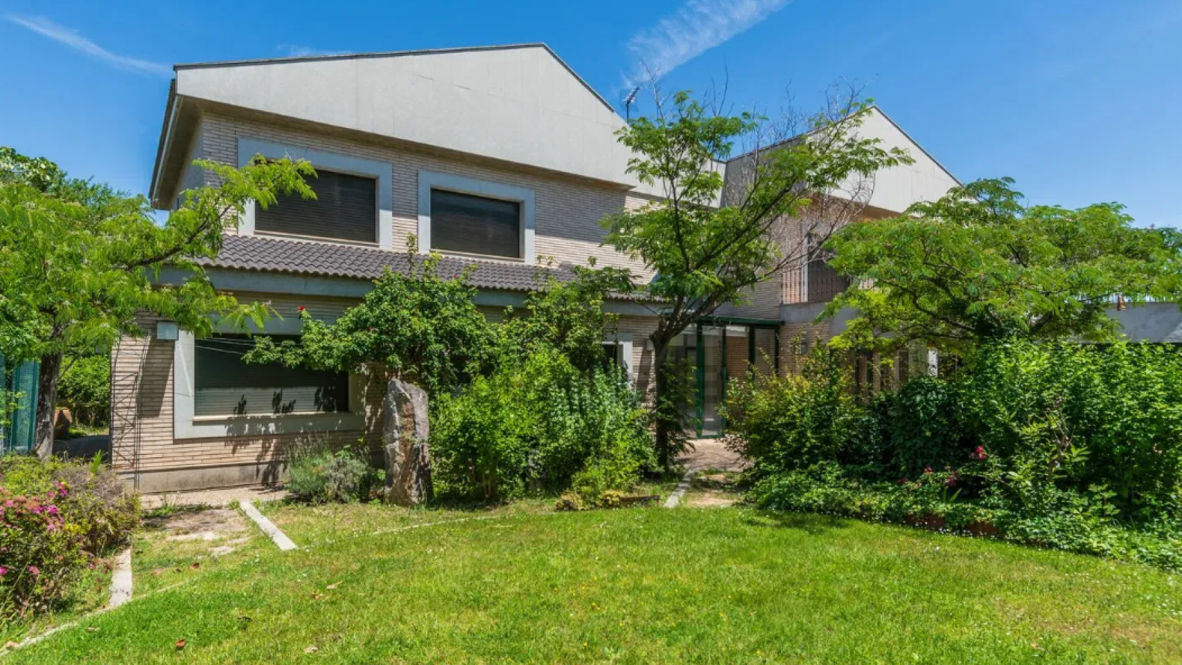 La casa tiene 734 m2, piscina y 9 habitaciones.