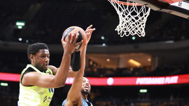 Chimezie Metu trata de llevarse el balón ante la presión de Robert Baker.