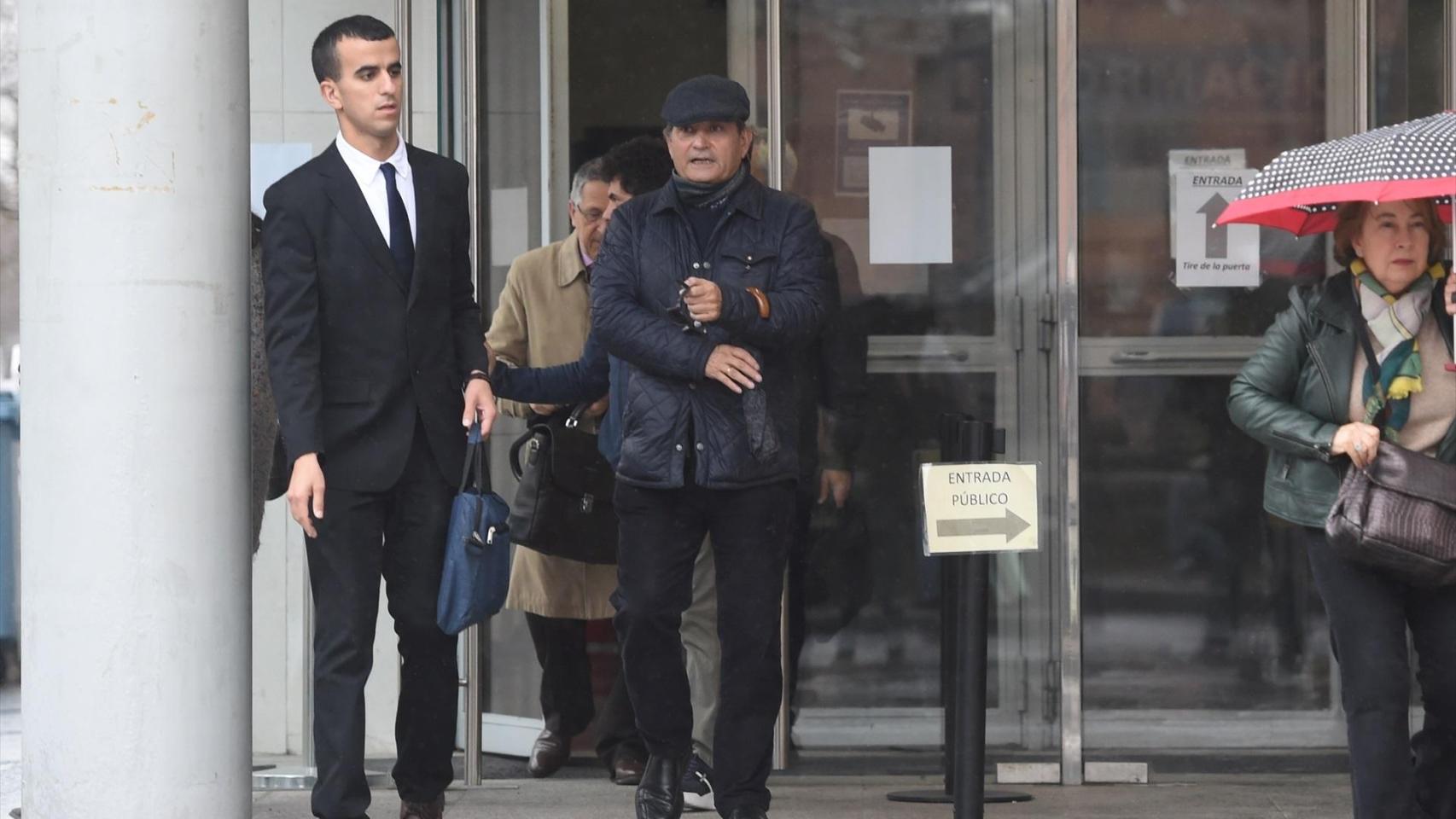 El padre de Elisa Mouliaá sale este viernes de declarar en los Juzgados de la Plaza de Castilla./